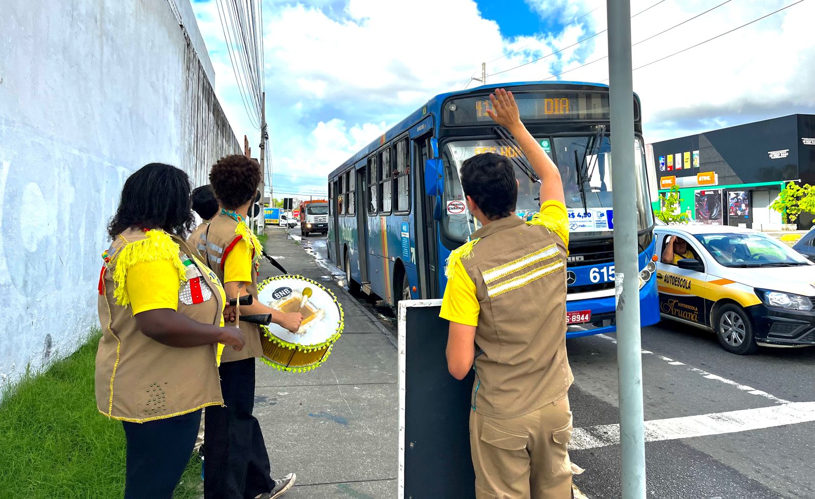 Ação educativa na avenida Etelvino Alves fomenta respeito às sinalizações de trânsito - SMTT Aracaju